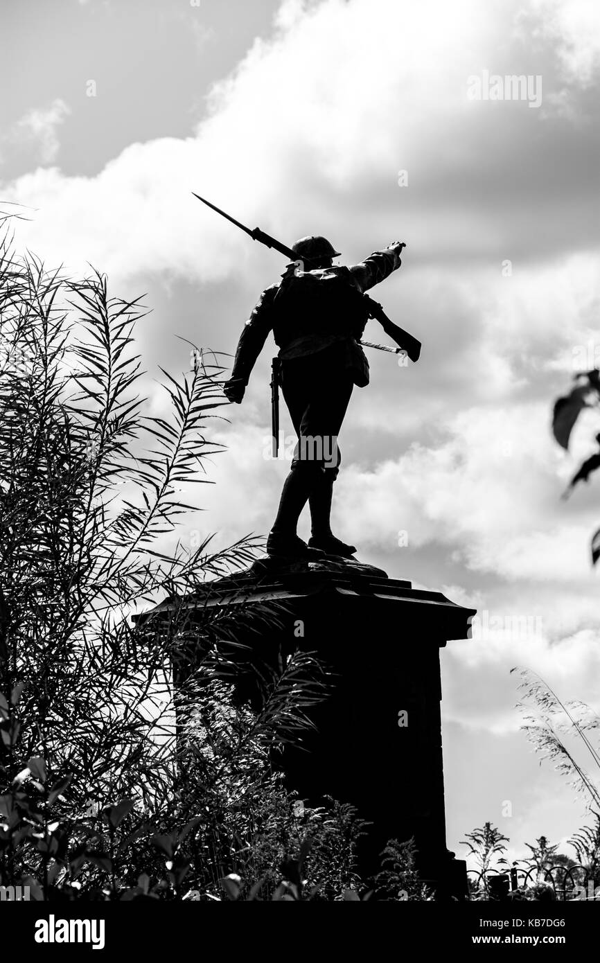 War Memorial. Bronzestatue einer ww1 Soldaten vorwärts erreichen, Bajonett Gewehr auf seinem Rücken. Schlosspark, Bridgnorth, Shropshire, Großbritannien. Stockfoto
