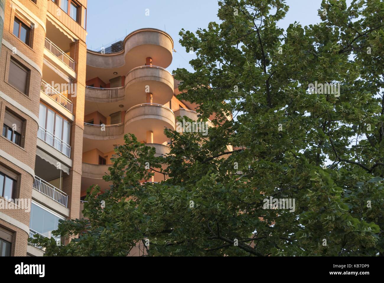 Hauptstadt von Albanien Tirana Mai 2017 - Ish-Blloku Ex-Block | Verwendung weltweit Stockfoto