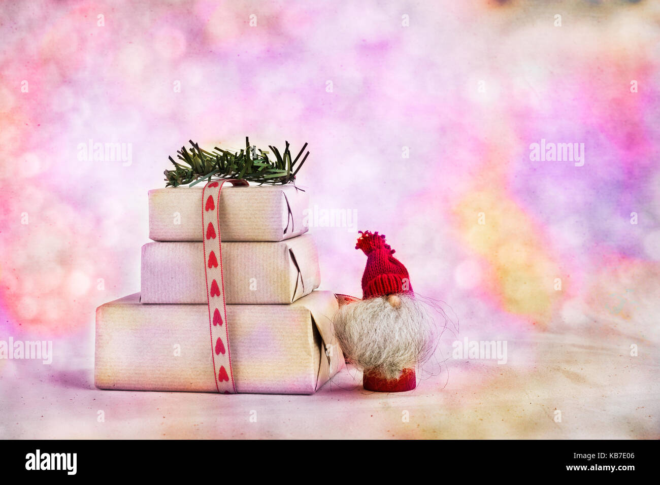 Rustikale Geschenk mit Herz Bänder auf abstrakten Hintergrund. Gegenstand gegen weiche Fenster Beleuchtung und kopieren Raum gefangen. Stockfoto