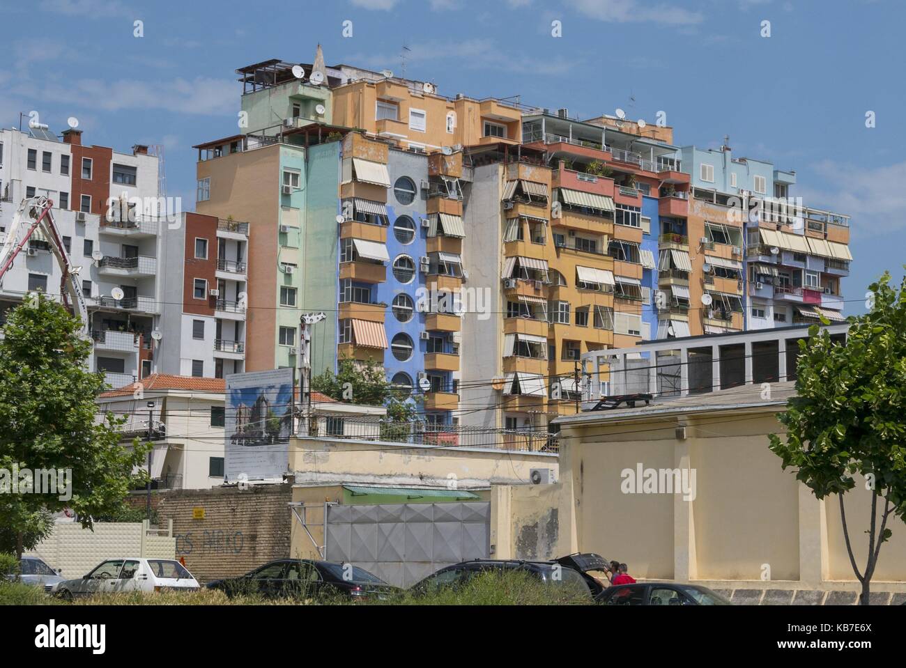 Hauptstadt von Albanien Tirana Mai 2017 - Ish-Blloku Ex-Block | Verwendung weltweit Stockfoto