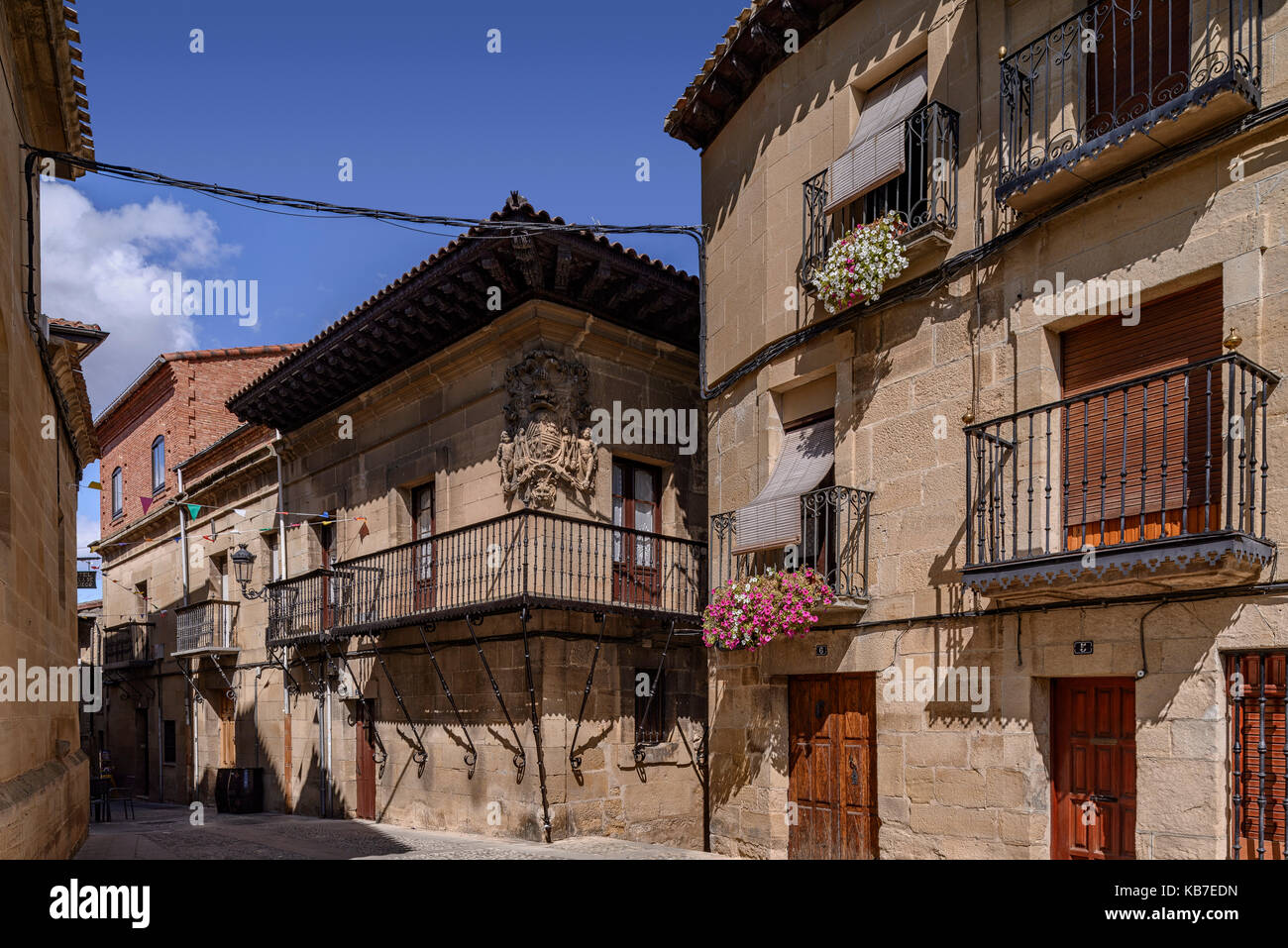 Elciego kleine Stadt, mit schönen Herrenhäuser und zahlreiche palastartige Häuser mit Balkonen Vergitterten von wo hängen Töpfe voll mit roten Blüten. Alava, Stockfoto