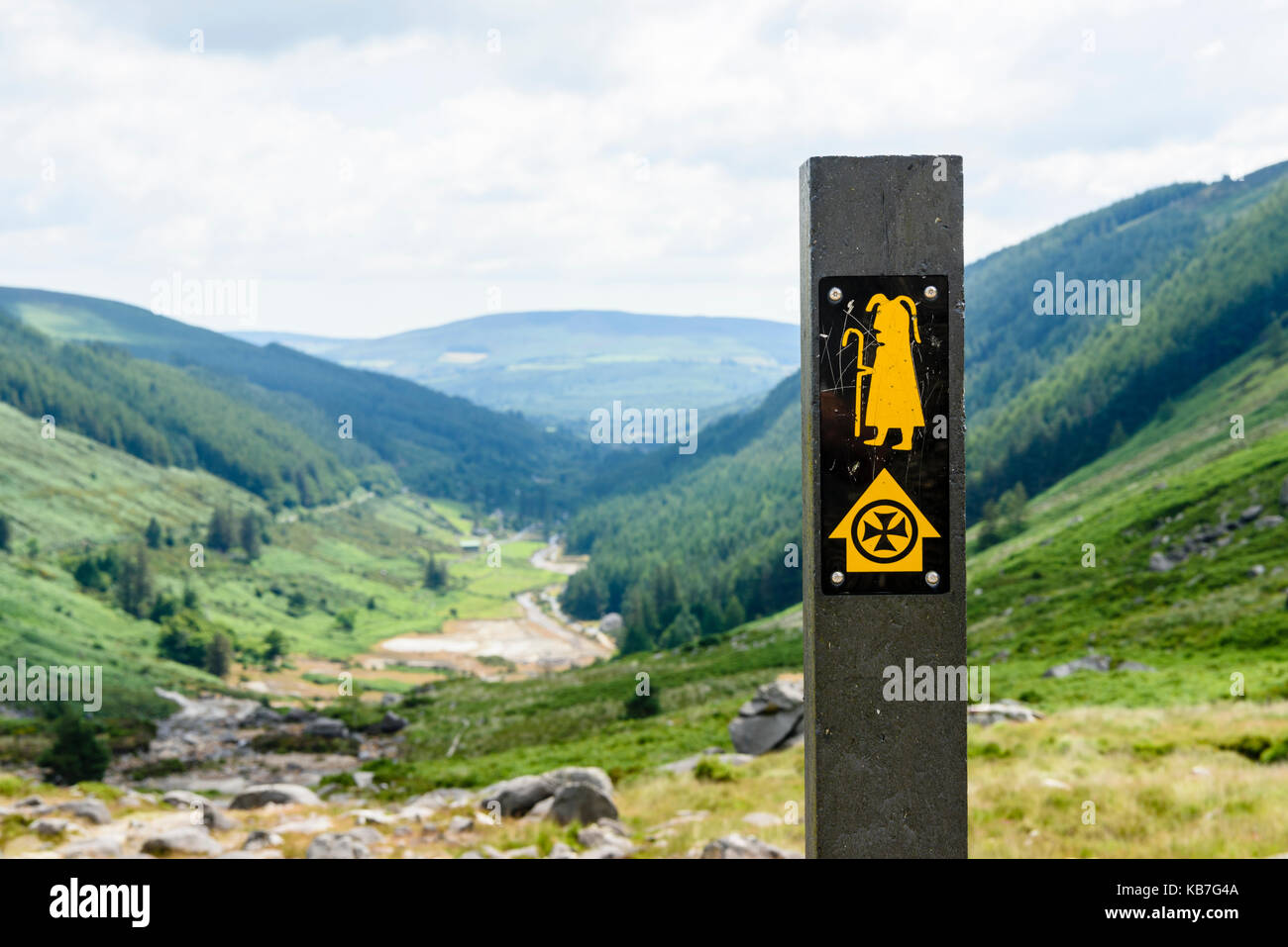 Wegweiser für den Wanderweg an der Wicklow Gap, County Wicklow, Irland. Stockfoto