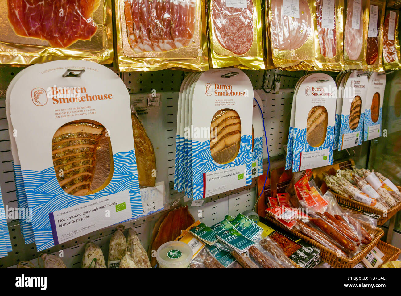 Geräucherter Lachs, Wurst und Salami zum Verkauf in ein Feinkostgeschäft. Stockfoto