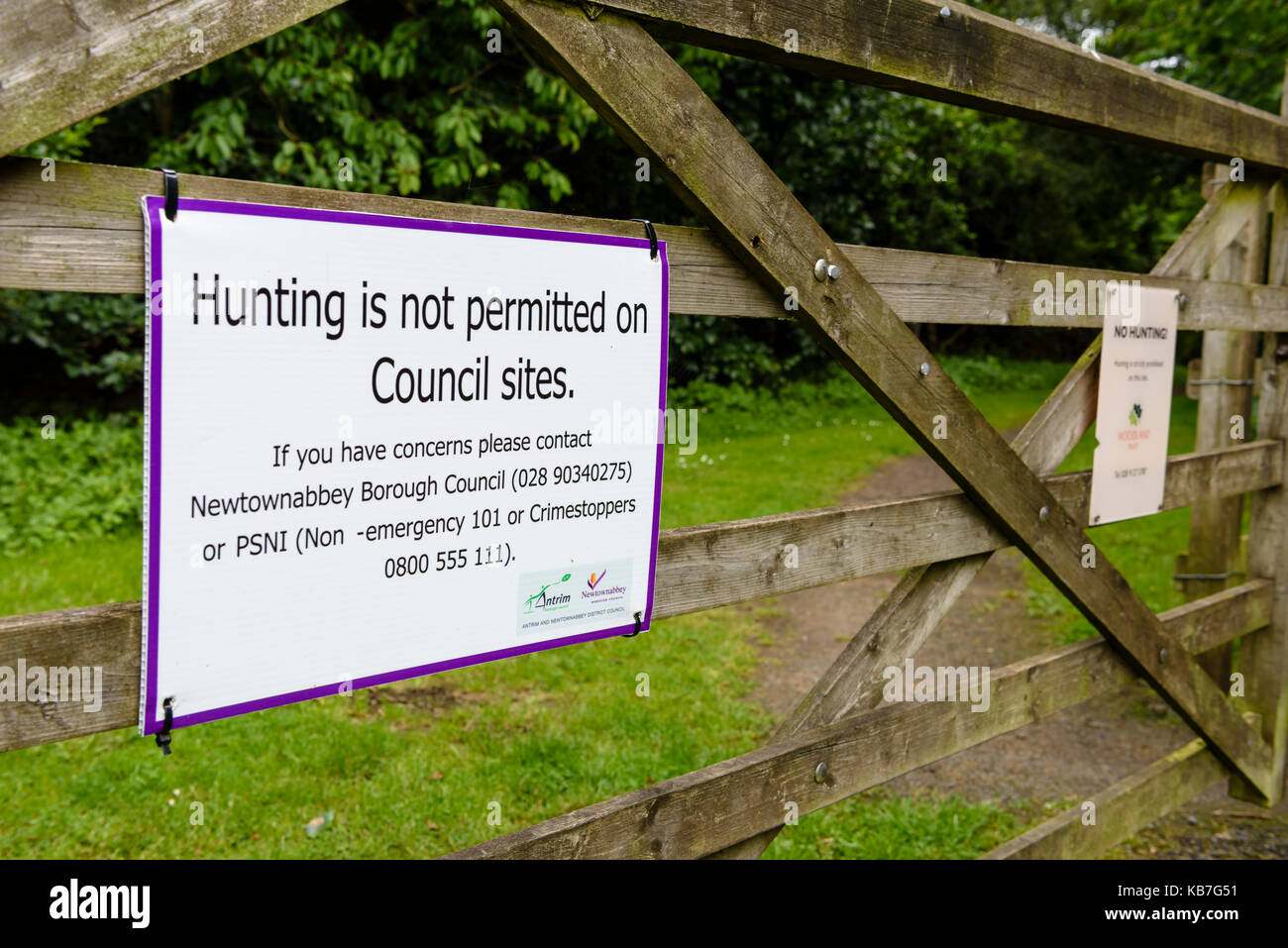 Schild an einer öffentlichen Park Warnung Besucher gegen die Jagd auf Seiten des Rates. Stockfoto