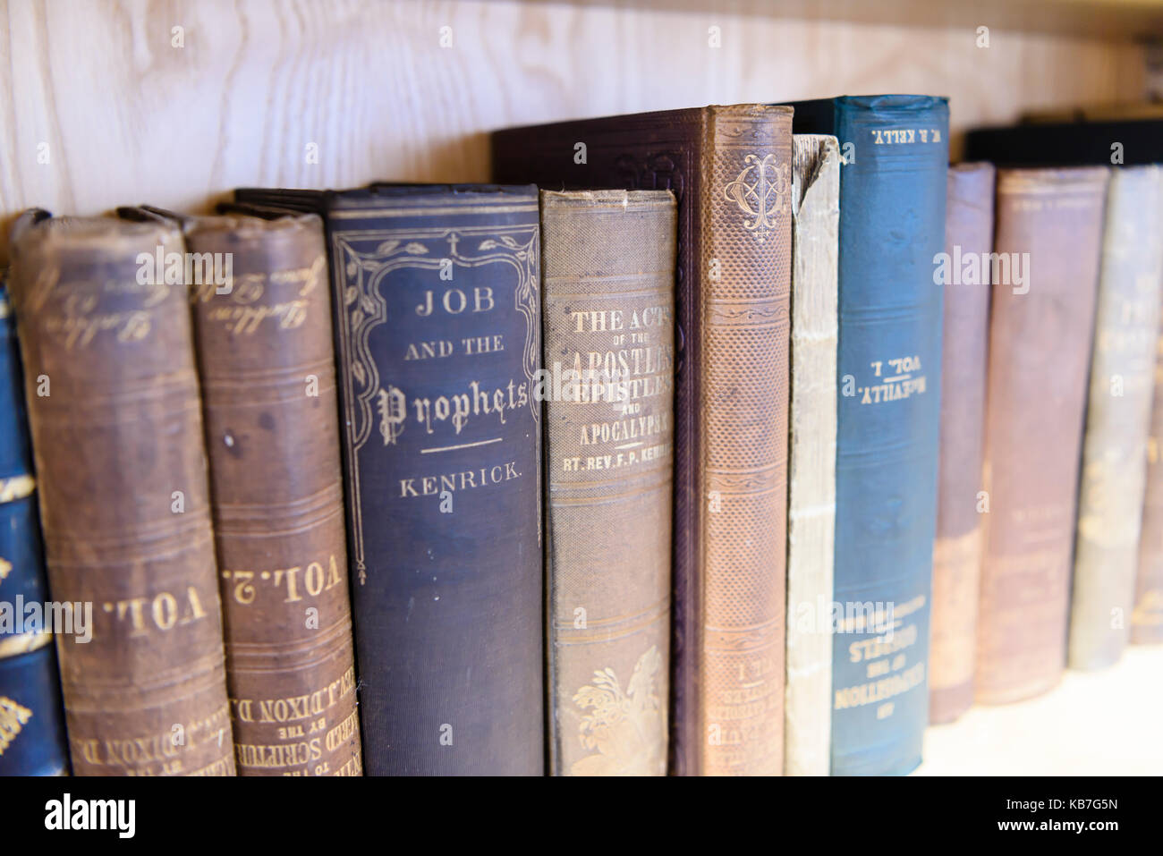 Alte irische Theologie Bücher in einer Bibliothek in der irischen Geschichte spezialisiert. Stockfoto