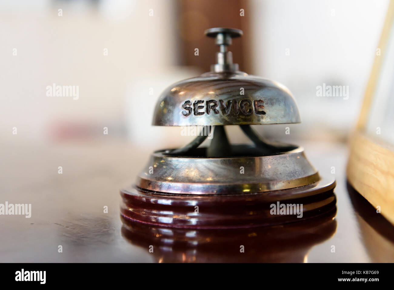 Service Klingel an der Rezeption eines Hotels. Stockfoto