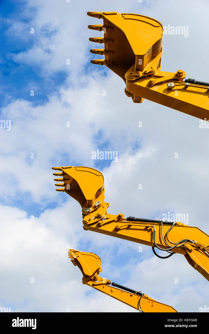 Eimer von drei Bagger Baggern vor blauem Himmel Stockfoto