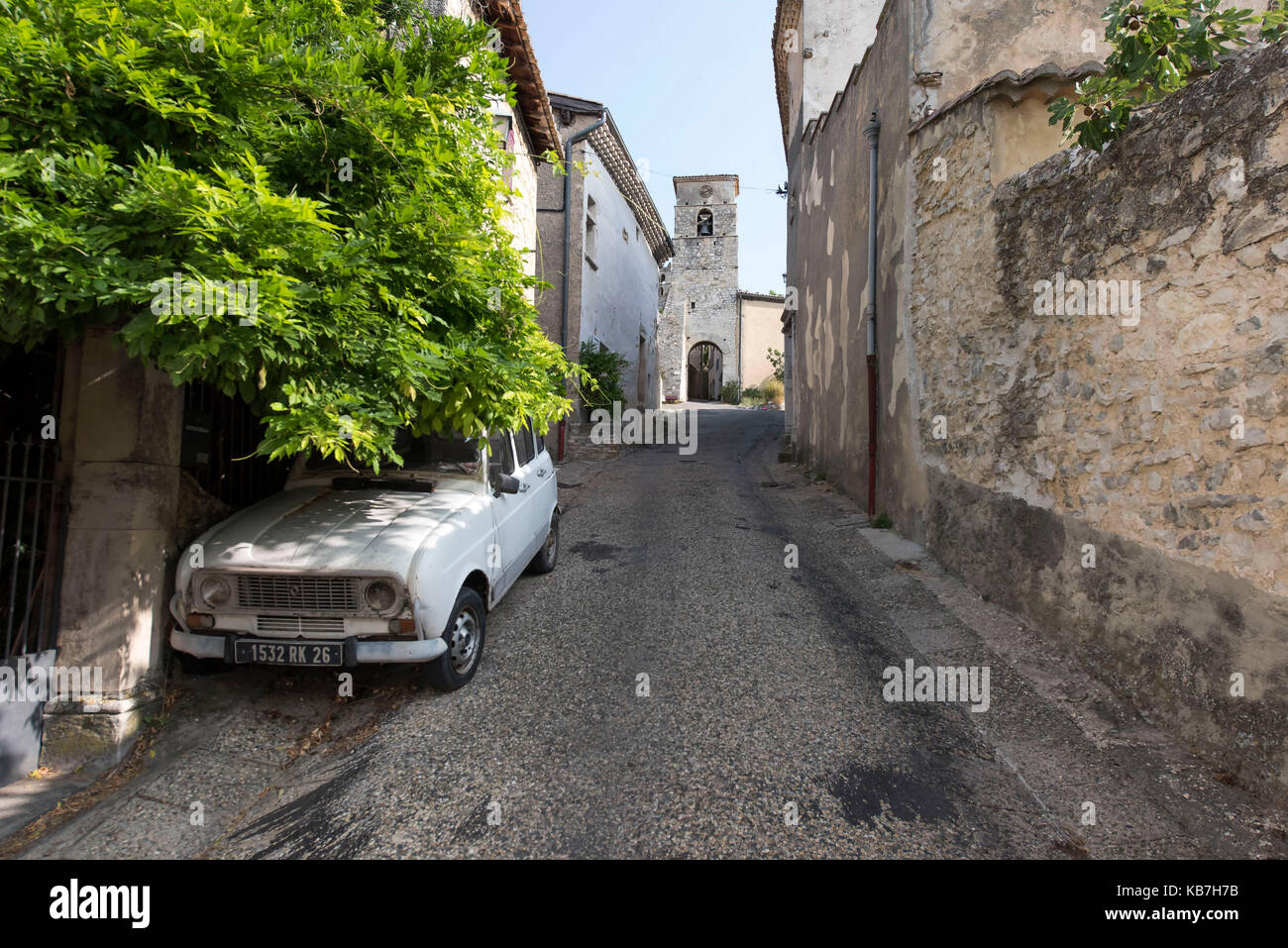 Renault 4 halb versteckt unter einer riesigen Glyzinie in Marsanne Auvergne Rhône-Alpes Frankreich Stockfoto