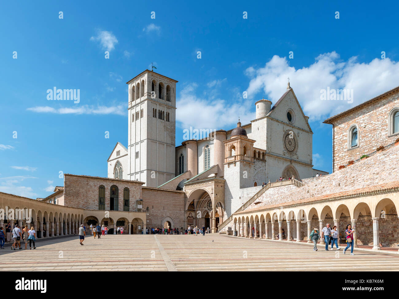 Die Basilica di San Francesco (die Basilika des hl. Franz von Assisi) von der Piazza Inferiore di San Francesco, Assisi, Umbrien, Italien Stockfoto