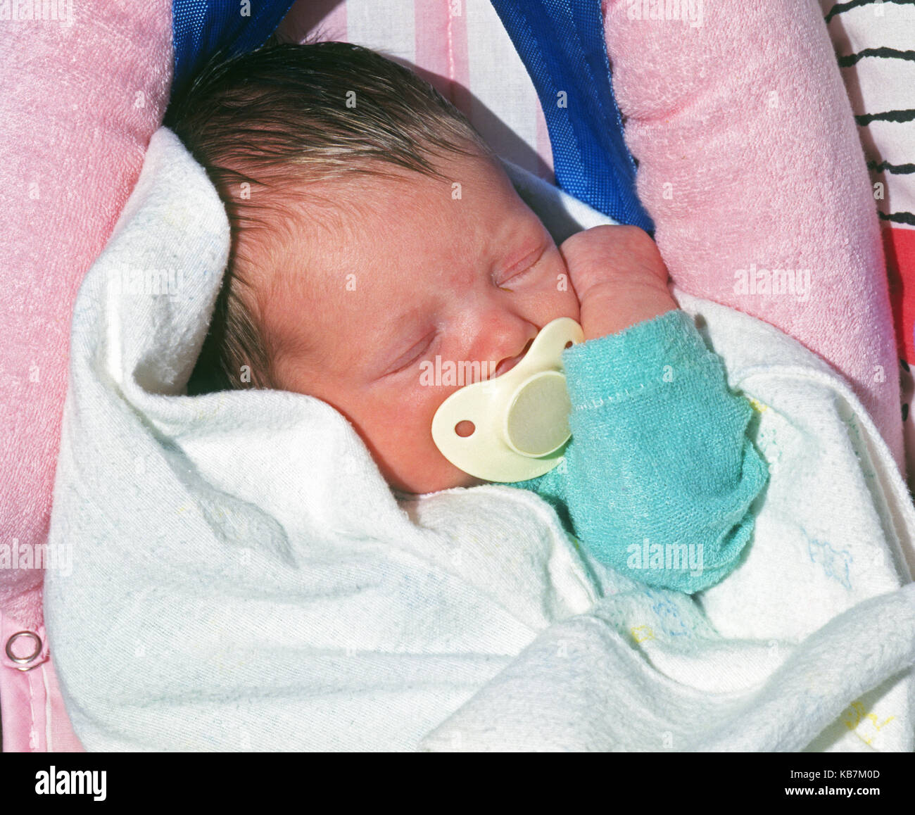 Ein 2 Wochen altes Baby Mädchen saugen an einem Schnuller, wie sie schläft Stockfoto