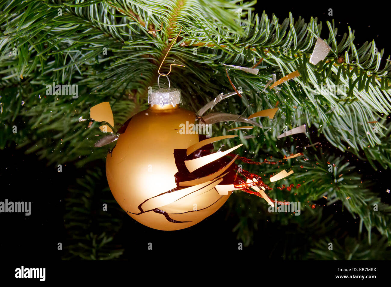 Christbaumkugel auf einen Weihnachtsbaum explodierende Stockfoto