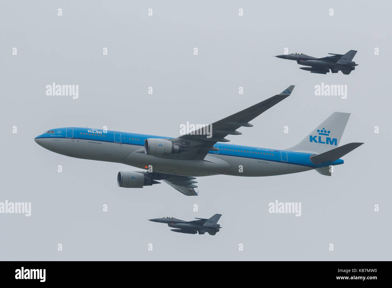 Airbus A330 der KLM wird von zwei F-16 begleitet Die Royal Dutch Airforce Stockfoto