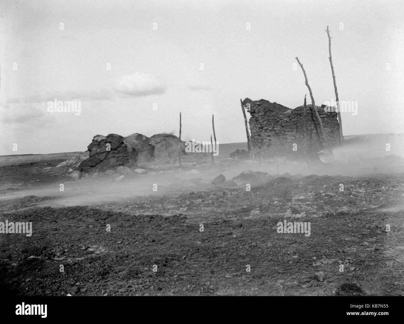 AJAXNETPHOTO. 1903. Kanada, genaue Lage unbekannt. - Beschriftung auf Glasplatte 'Brennen stabil". Fotograf: unbekannt © DIGITAL IMAGE COPYRIGHT AJAX VINTAGE BILDARCHIV QUELLE: AJAX VINTAGE BILDARCHIV SAMMLUNG REF: AVL 1373 Stockfoto