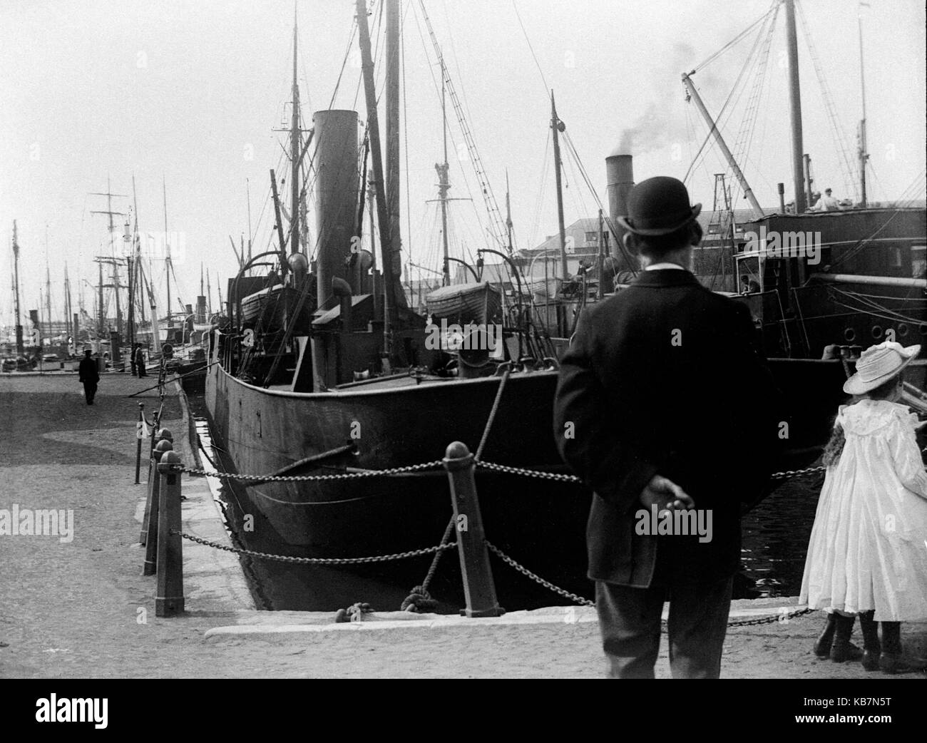 AJAXNETPHOTO. 1903. PORTSMOUTH, England. - Schiffe im CAMBER DOCK, PORTSMOUTH. Fotograf: unbekannt © DIGITAL IMAGE COPYRIGHT AJAX VINTAGE BILDARCHIV QUELLE: AJAX VINTAGE BILDARCHIV SAMMLUNG REF: AVL 0273 Stockfoto
