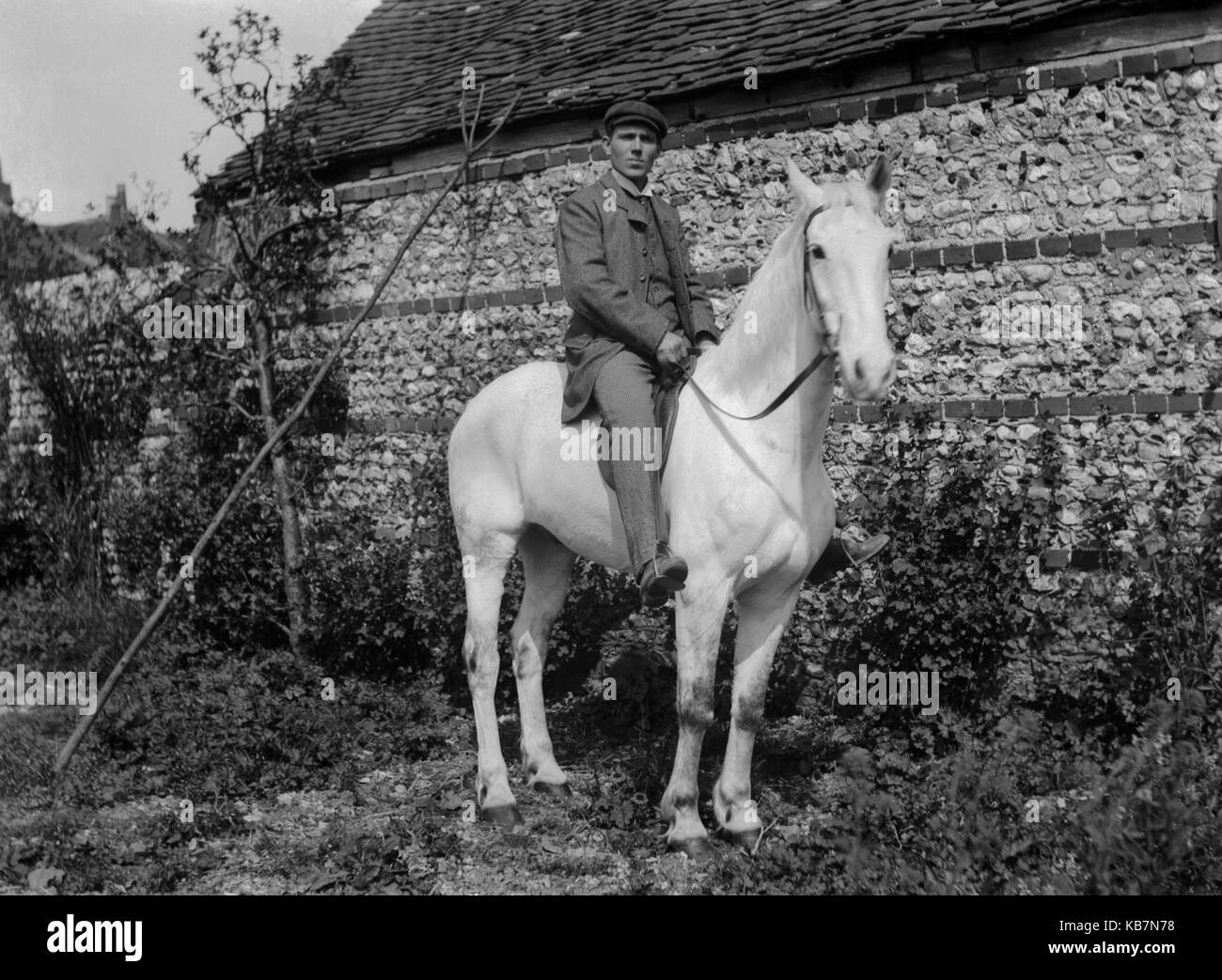 AJAXNETPHOTO. 1890 - 1914 (ca.). Ort unbekannt. - Gut gekleideter Mann auf einem weißen Pferd posieren FÜR DIE KAMERA VOR EINEM aus Stein gebauten Gebäude. Fotograf: unbekannt © DIGITAL IMAGE COPYRIGHT AJAX VINTAGE BILDARCHIV QUELLE: AJAX VINTAGE BILDARCHIV SAMMLUNG REF: AVL 172109 7 Stockfoto