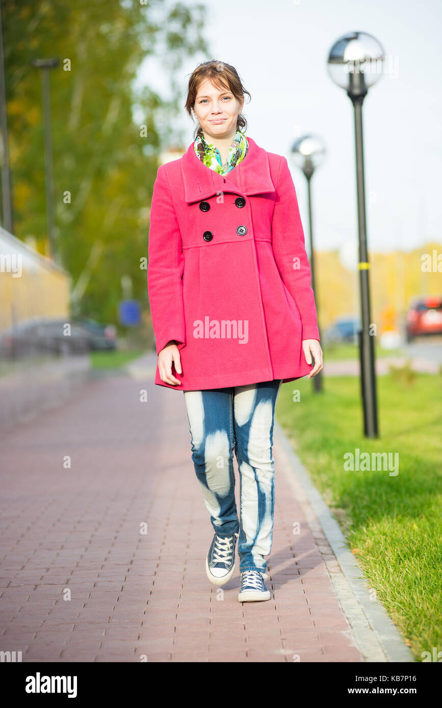 Schöne Frau im roten Mantel Herbst Walkingstreet. Stockfoto
