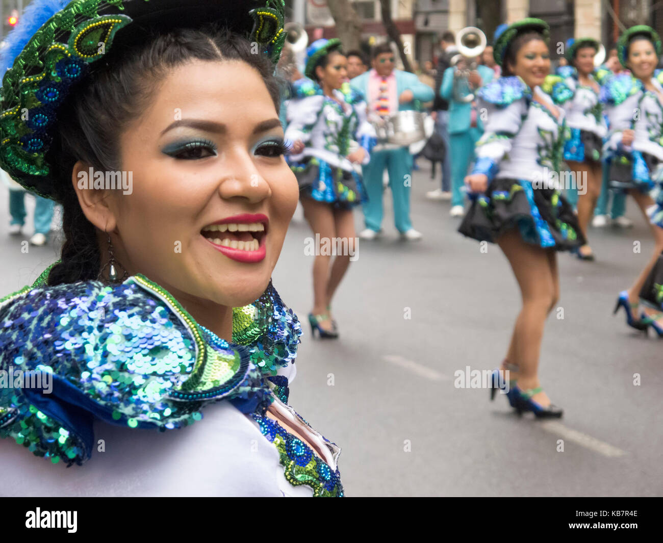 Bolivianische Karneval. Junge Frau mit ihrem troupe an einem traditionellen Parade (Buenos Aires, Argentinien) Stockfoto Bolivianische Karneval. Junge Frau mit ihrem troupe an einem traditionellen Parade (Buenos Aires, Argentinien) Stockfoto