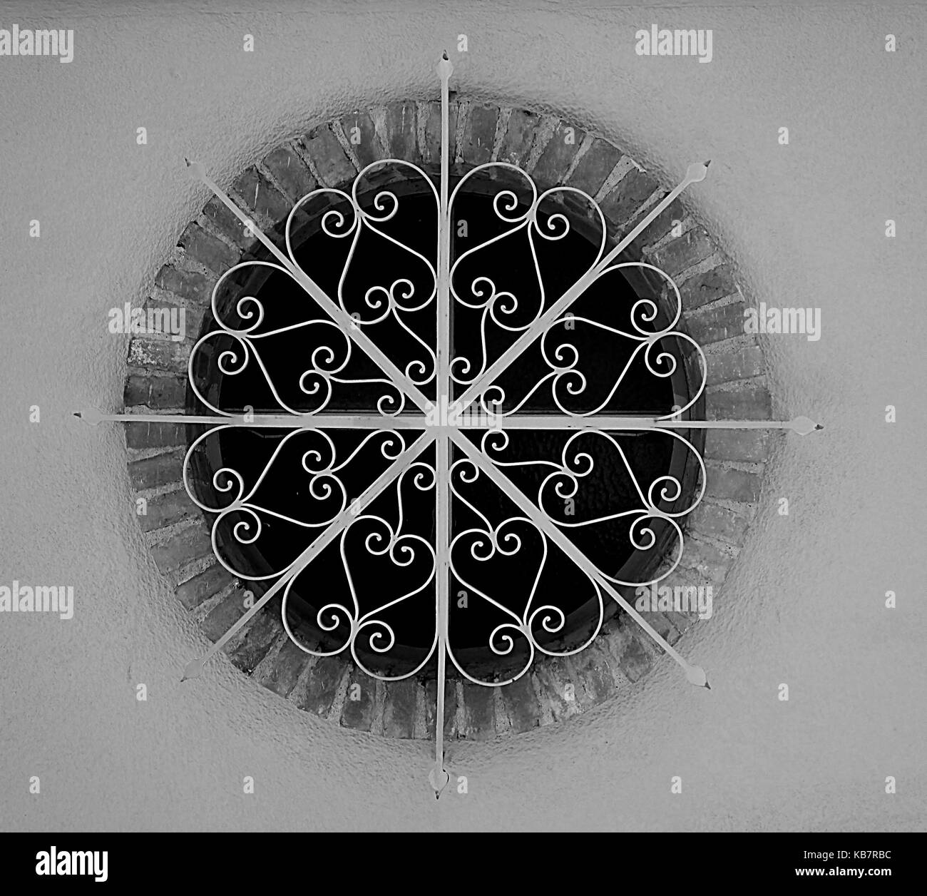 Runde Fenster mit Gitter Schwarz & Weiß Stockfoto