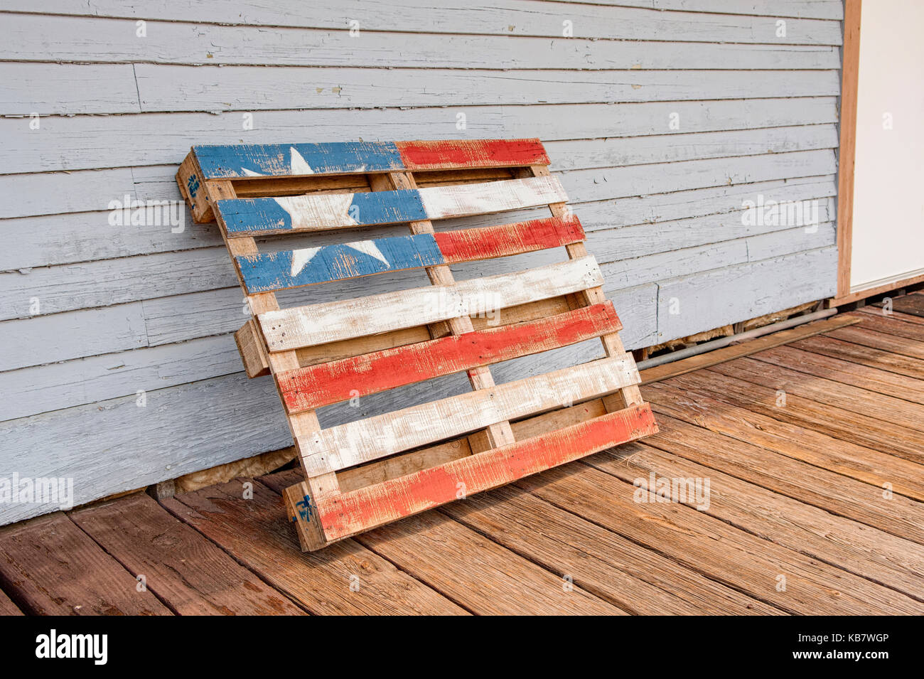 Patriotische Kunst in Form einer Holzpalette malte die Flagge der Vereinigten Staaten zu vertreten. Stockfoto