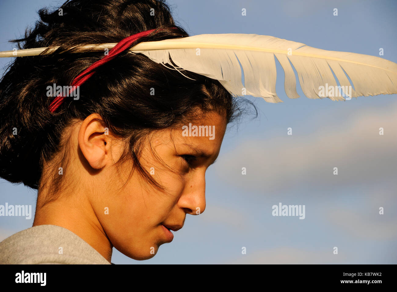 Feder im haar -Fotos und -Bildmaterial in hoher Auflösung – Alamy