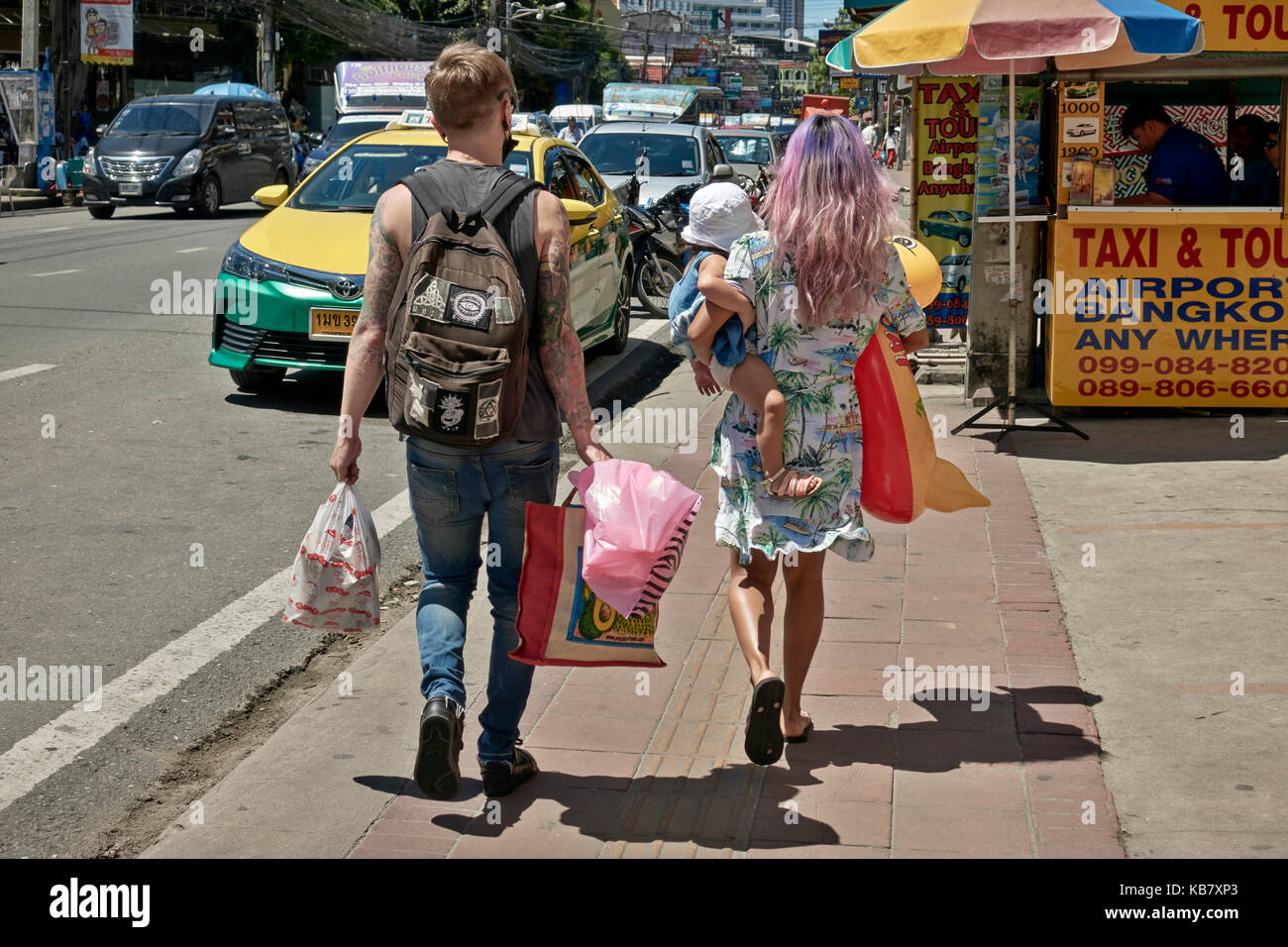 Thailand Touristen. Junge Familie Tour durch Thailand, Südostasien. Mutter mit Baby, Thailand Reisende. Stockfoto