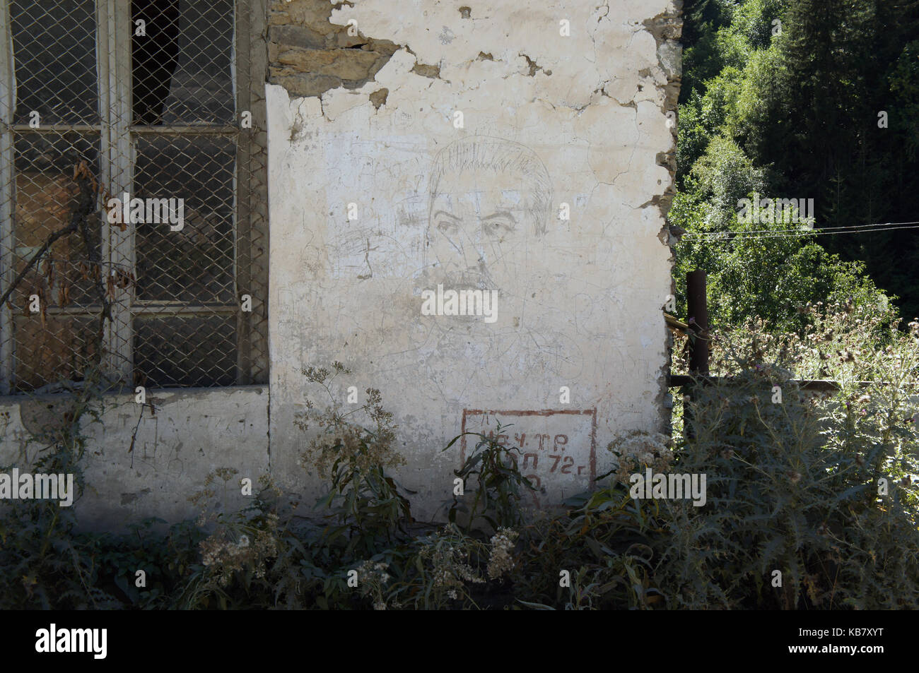Alte Stalin Porträt an der Wand des verlassenen Haus in der Nähe von Harderwijk, Svanetien, Georgien Stockfoto