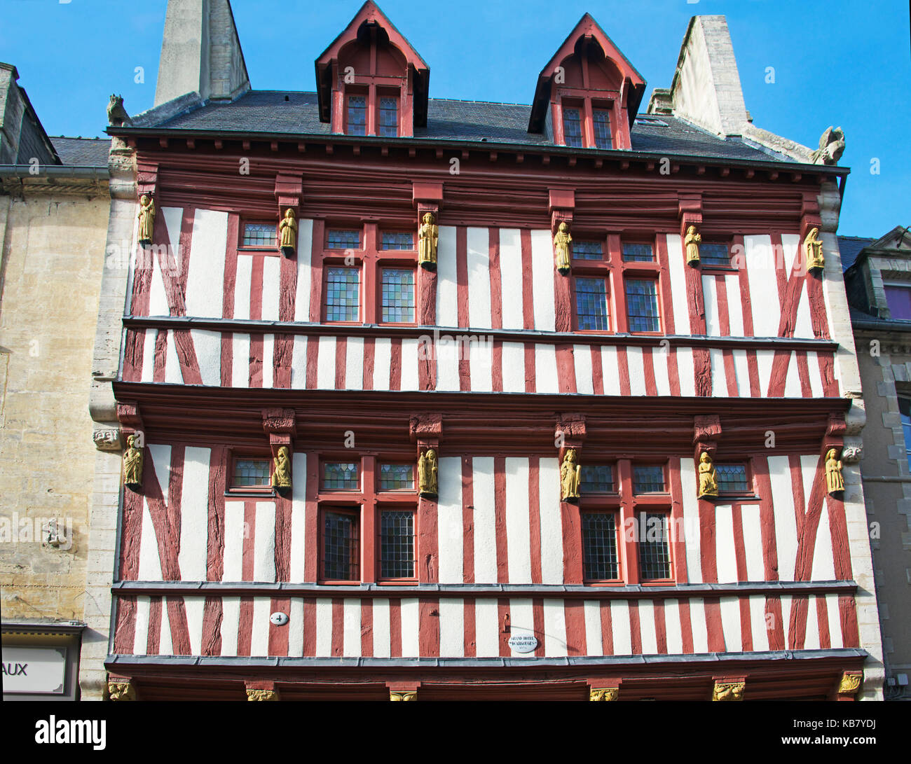 Grand Hotel de Argouges aus dem 15. Jahrhundert mit Satteldach Timber Frame Bayeux Normandie Frankreich Stockfoto