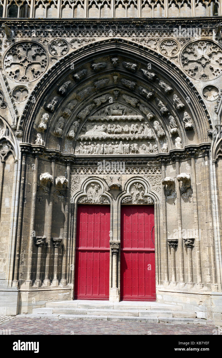 Reich verzierte Eingangstür der Kathedrale von Bayeux Normandie Frankreich Stockfoto