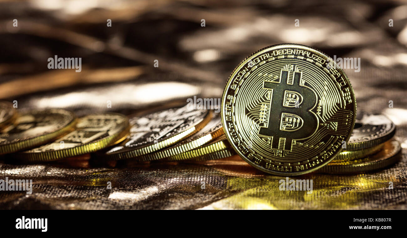 Golden glänzenden bitcoins Auf goldenem Hintergrund gestapelt Stockfoto