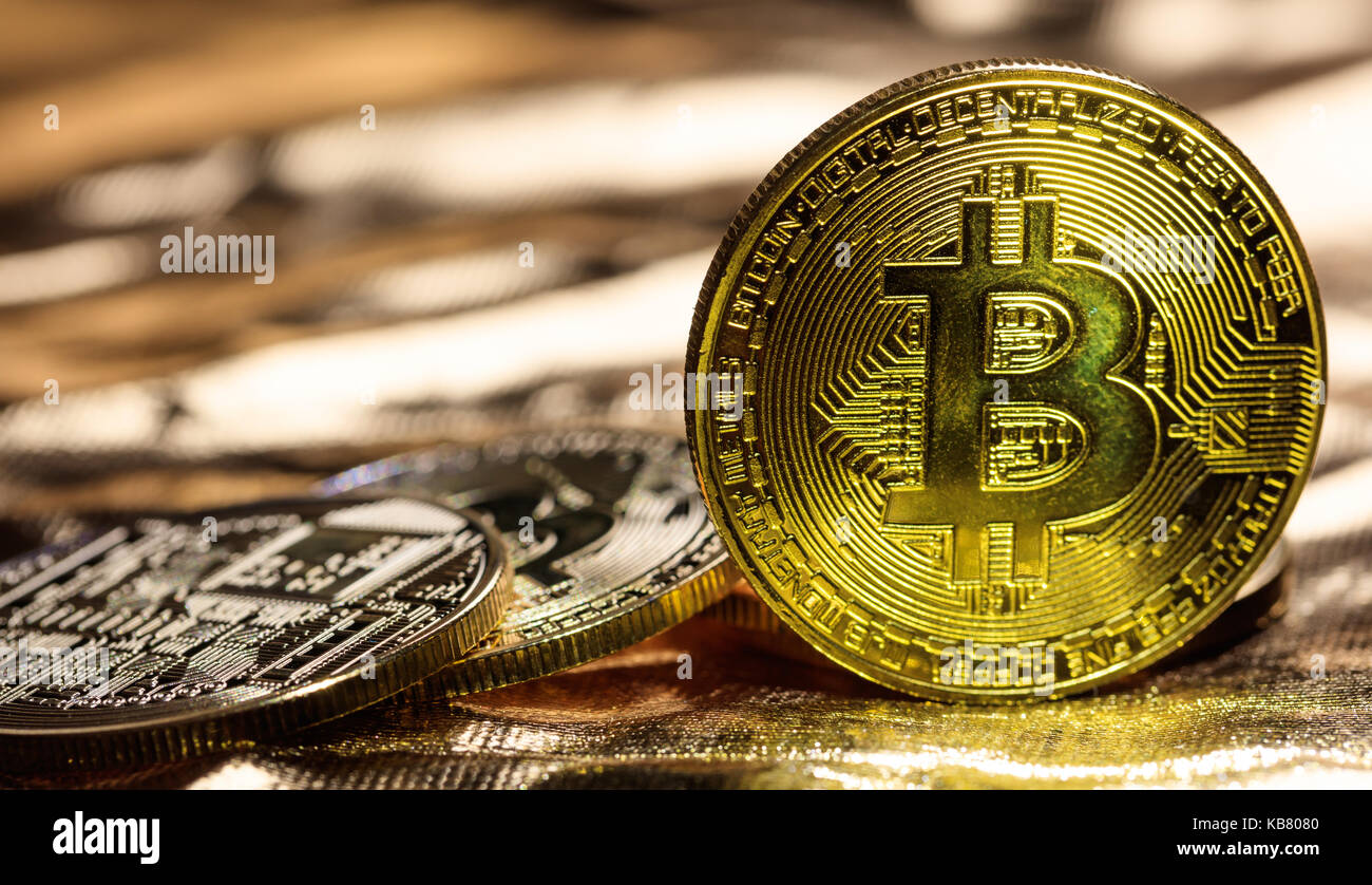 Golden glänzenden bitcoins Auf goldenem Hintergrund gestapelt Stockfoto
