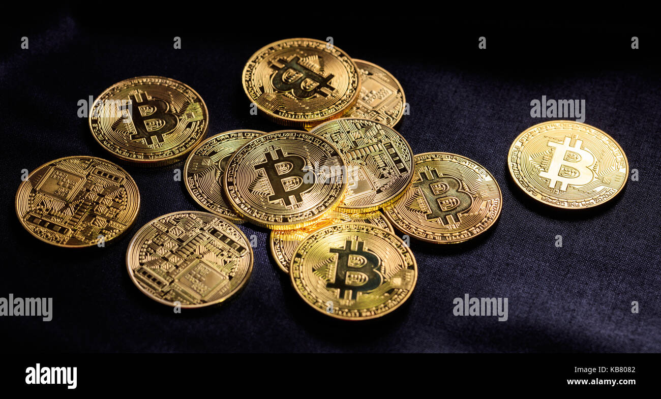 Golden glänzenden Bitcoins auf schwarzem Hintergrund Stockfoto