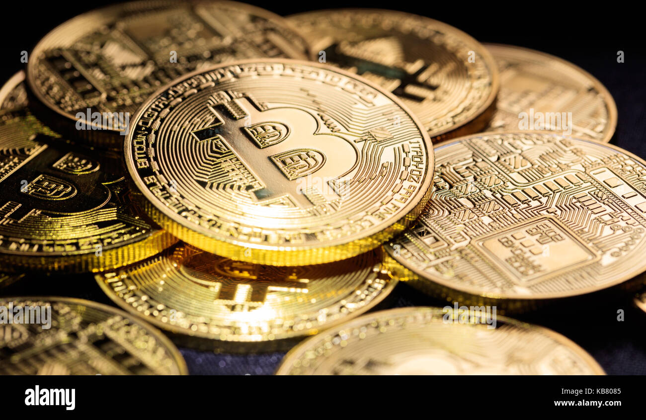 Cryptocurrency Konzept. Golden glänzenden bitcoins Hintergrund Stockfoto