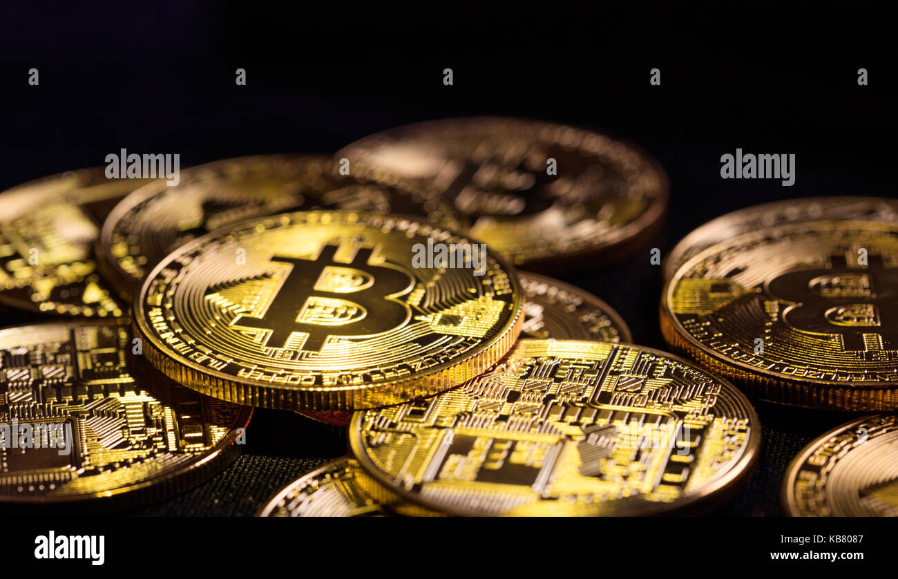 Cryptocurrency Konzept. Golden glänzenden bitcoins Hintergrund Stockfoto