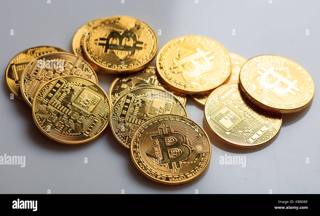 Golden glänzenden Bitcoins auf grauem Hintergrund Stockfoto