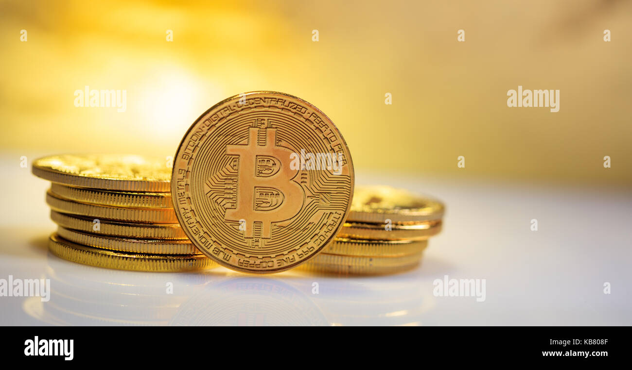 Cryptocurrency Konzept. Golden bitcoins und Reflexionen. Stockfoto