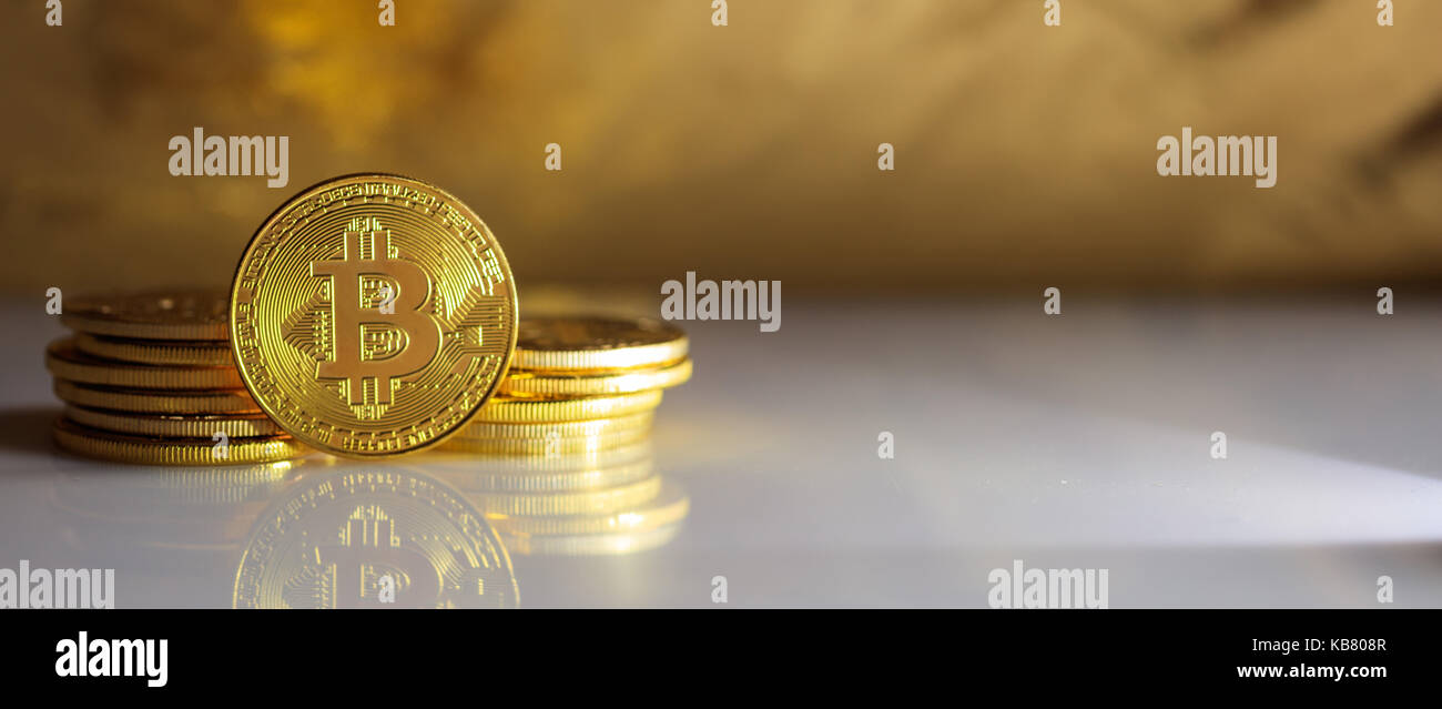 Cryptocurrency Konzept. Golden bitcoins und Reflexionen. Stockfoto