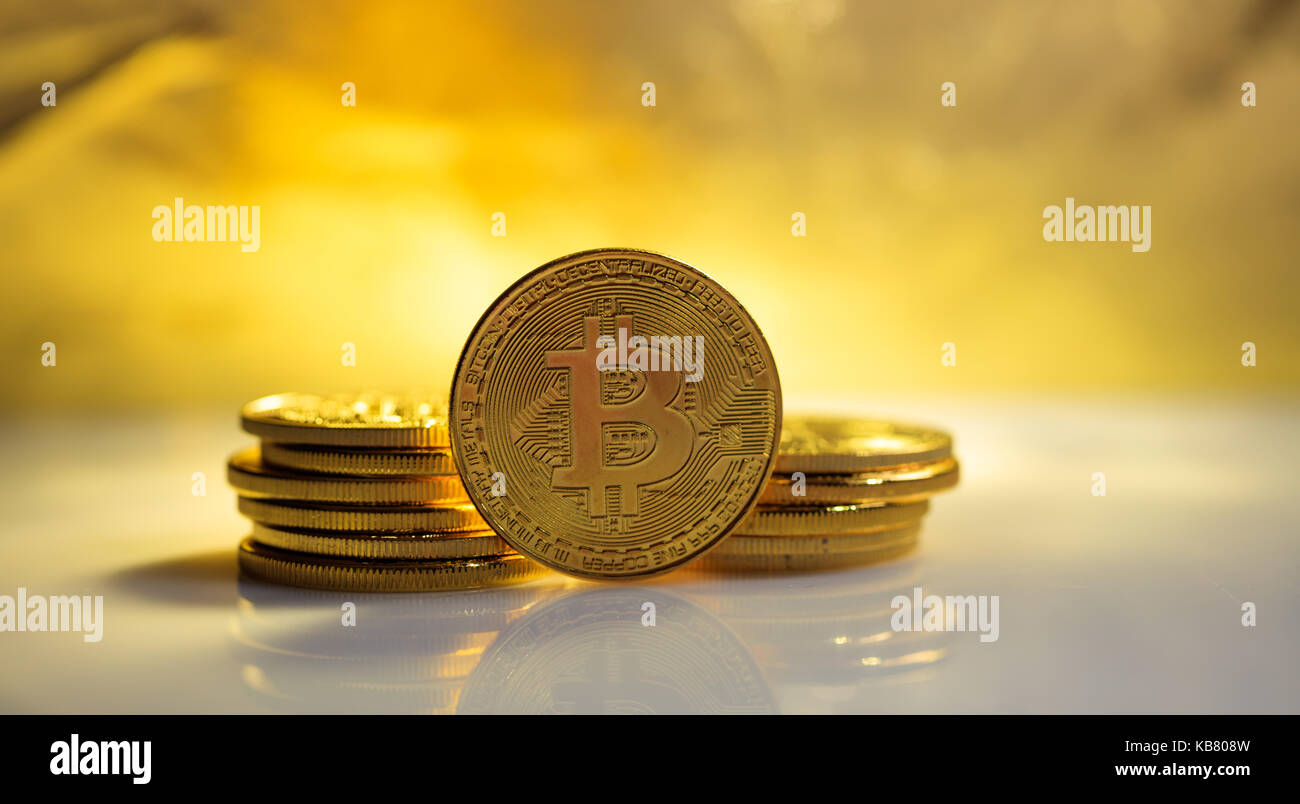 Cryptocurrency Konzept. Golden bitcoins und Reflexionen. Stockfoto