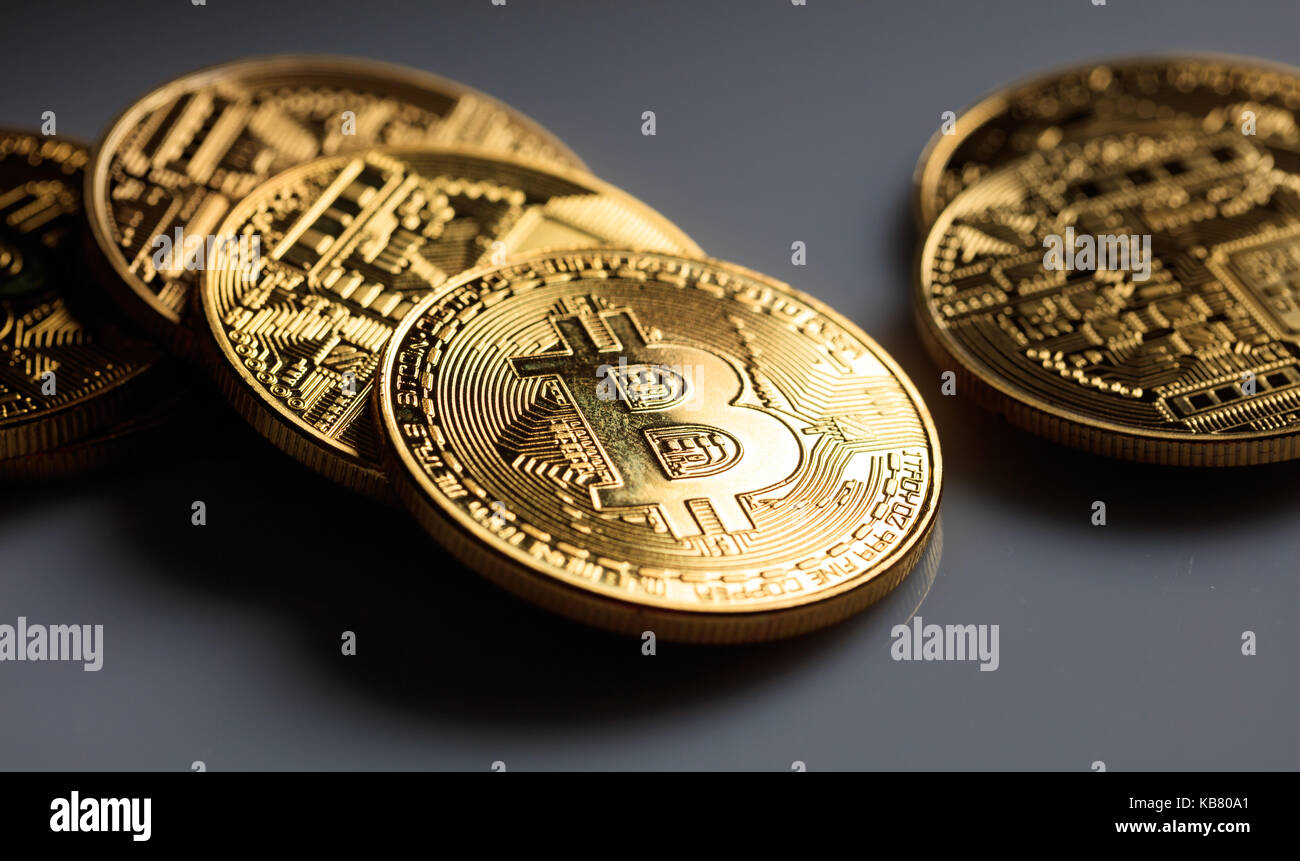 Golden glänzenden Bitcoins auf grauem Hintergrund Stockfoto