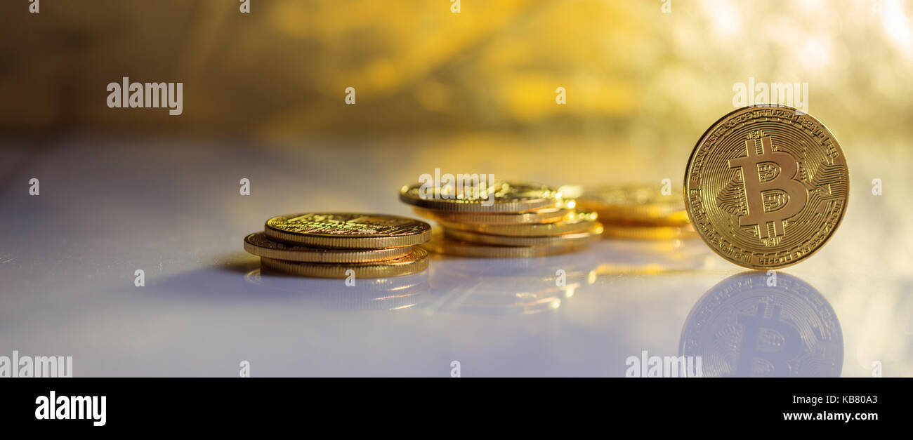 Cryptocurrency Konzept. Golden bitcoins und Reflexionen. Stockfoto