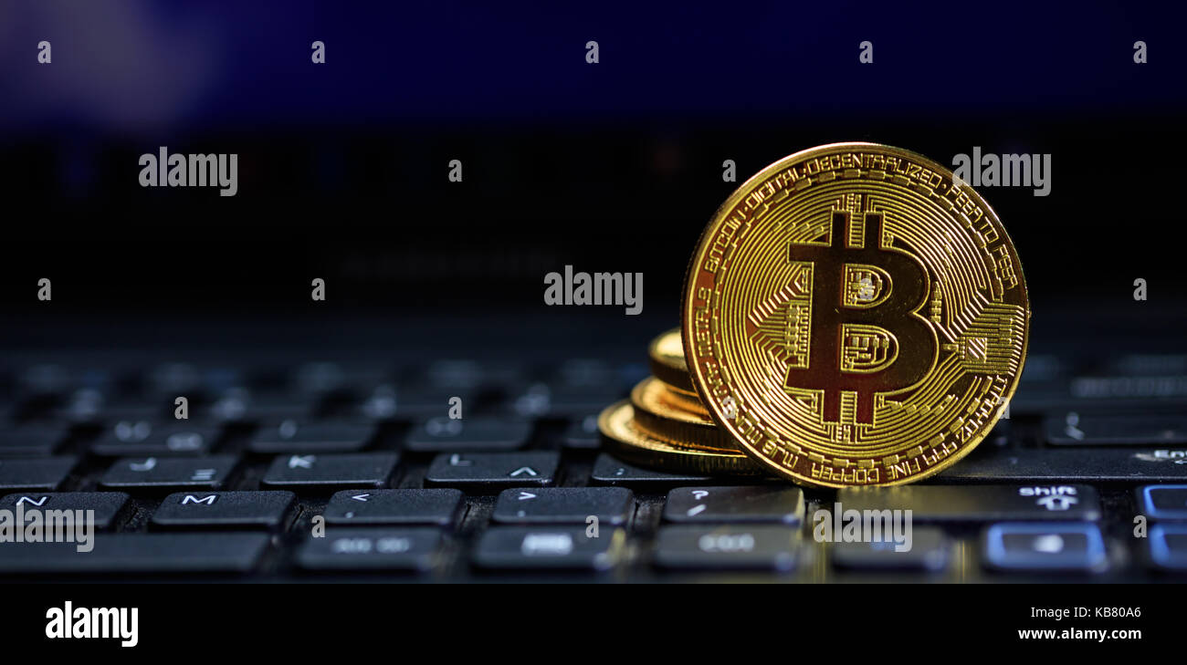 Golden bitcoin auf einem Schwarz Computer Tastatur Stockfoto