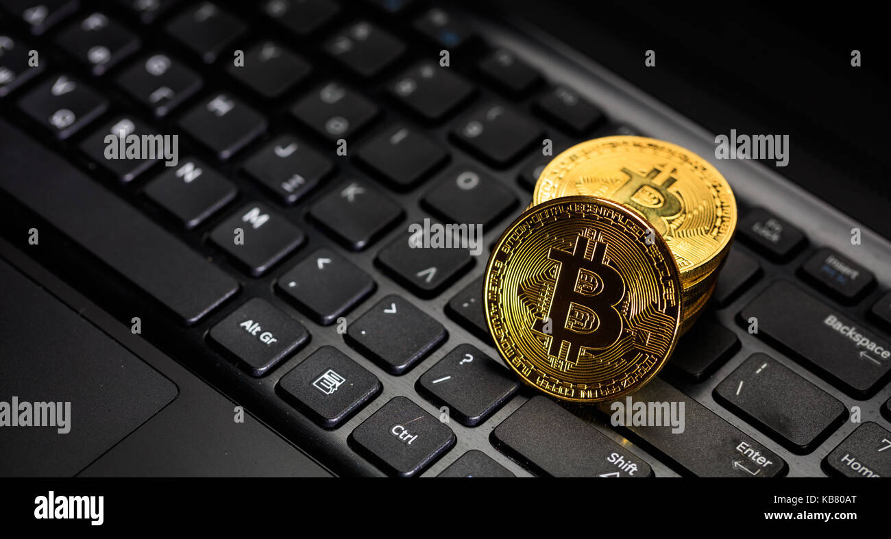 Golden bitcoins auf einem Schwarz Computer Tastatur Stockfoto