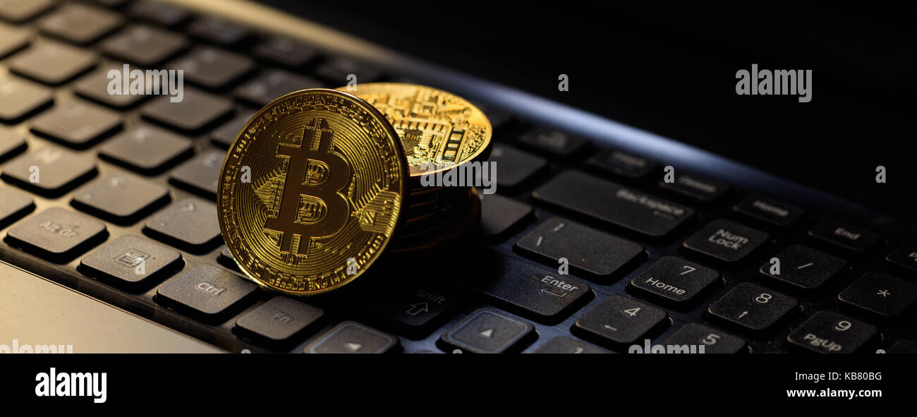 Golden bitcoins auf einem Schwarz Computer Tastatur Stockfoto