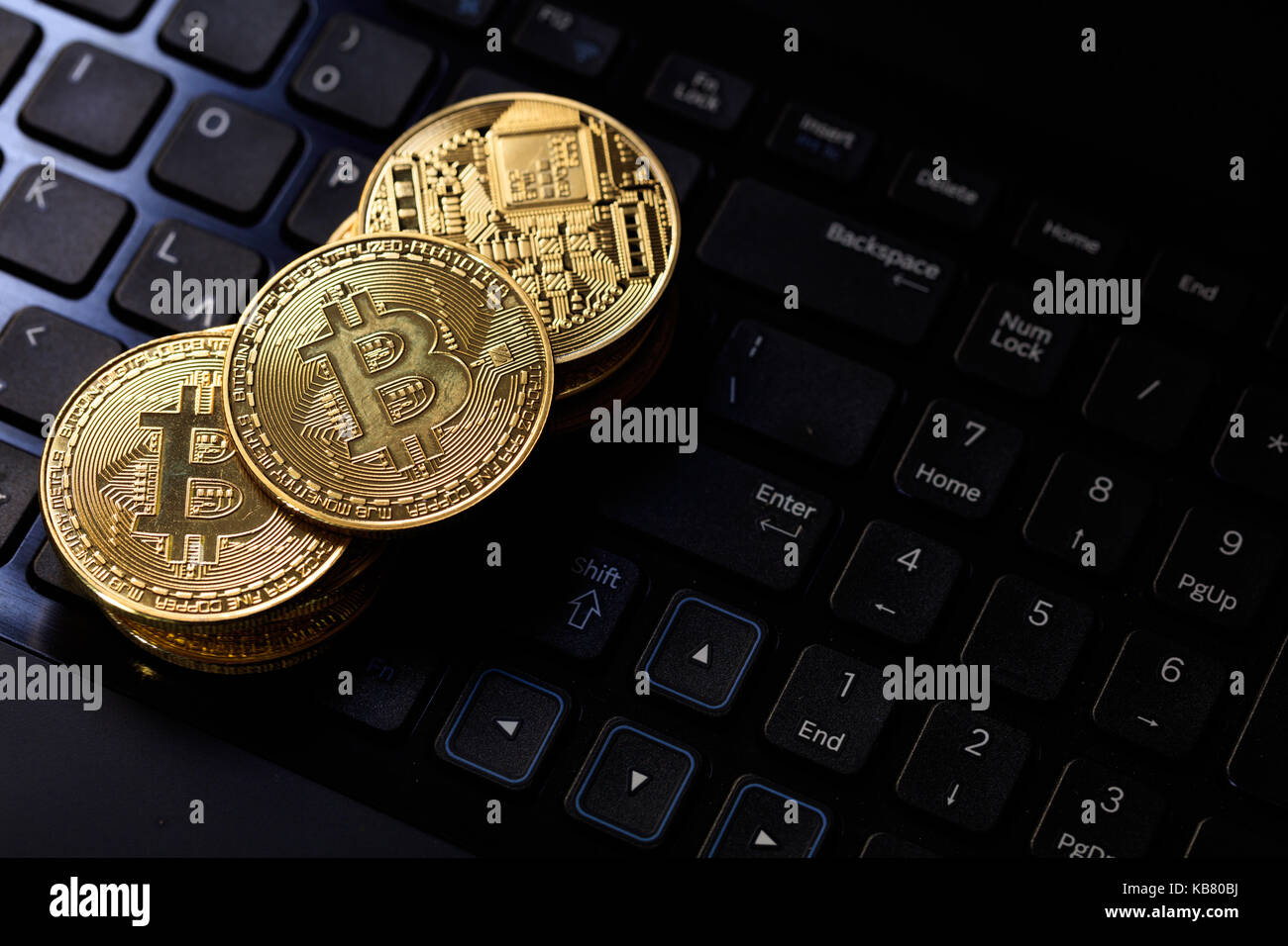 Golden bitcoins auf einem Schwarz Computer Tastatur Stockfoto