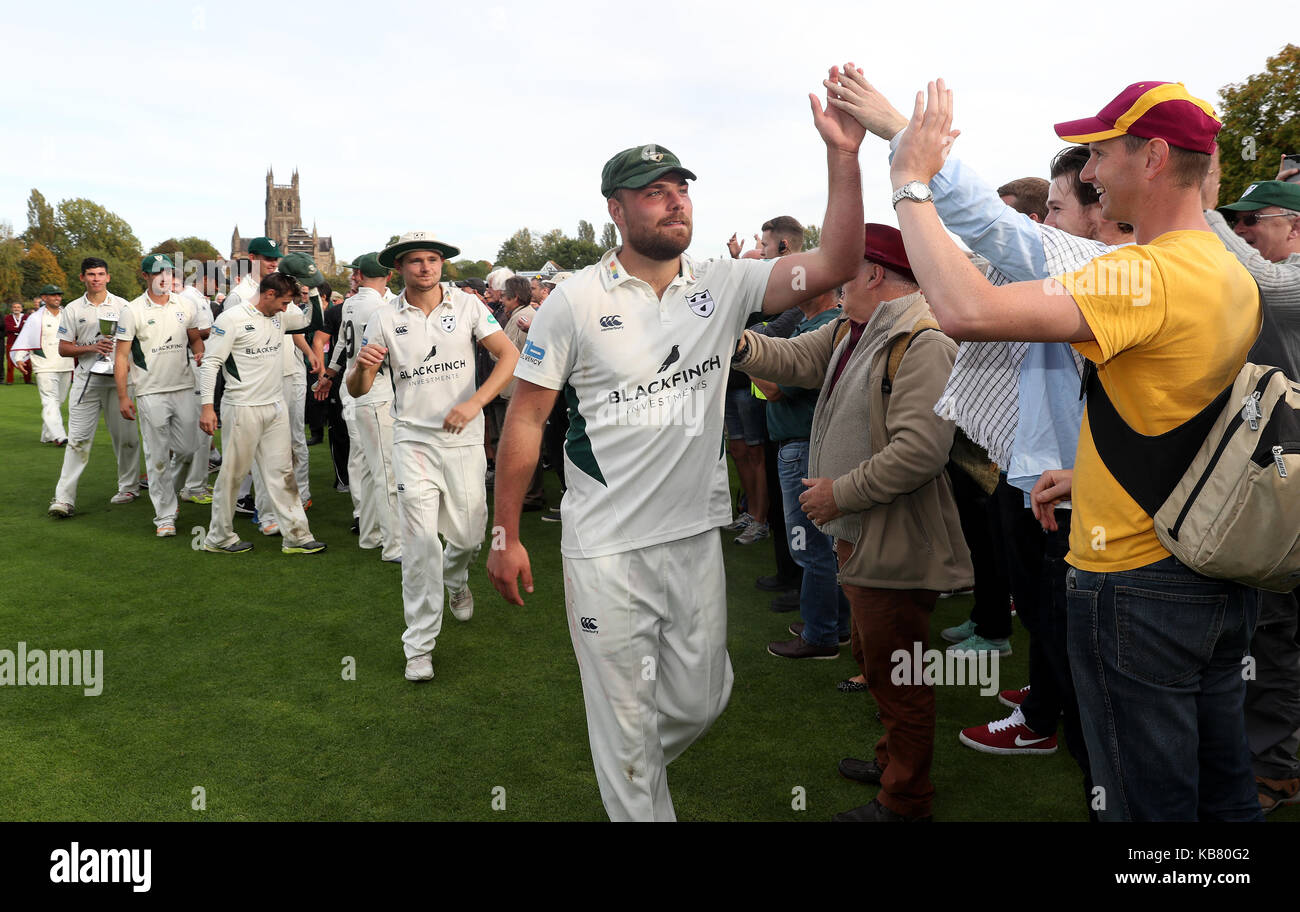 Worcestershire Kapitän Joe Leach feiert den Gewinn der Division 2 Meisterschaft am Ende des Tages vier der Specsavers County Championship, Abteilung zwei Gleiches an der neuen Straße, Worcester. PRESS ASSOCIATION Foto. Bild Datum: Donnerstag, September 28, 2017. Siehe PA Geschichte Cricket Worcestershire. Foto: David Davies/PA-Kabel. Einschränkungen: Nur für den redaktionellen Gebrauch bestimmt. Keine kommerzielle Nutzung ohne vorherige schriftliche Zustimmung der EZB. Standbild nur verwenden. Keine bewegten Bilder zu senden emulieren. Nicht entfernen oder verdecken von Sponsor Logos. Stockfoto