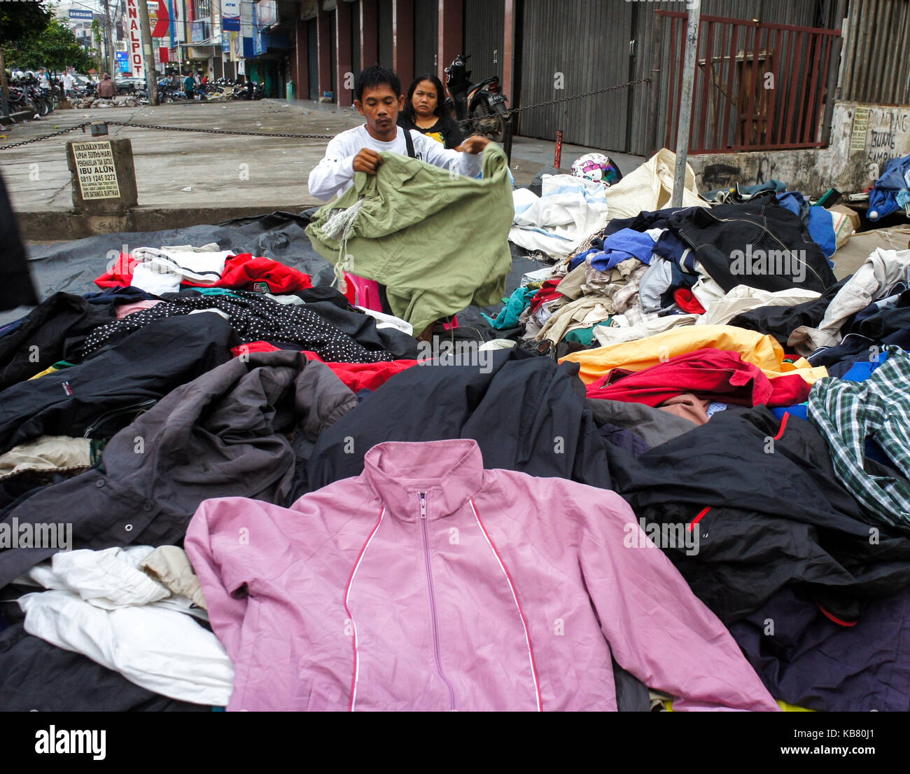 Straßenhändler verkauft Tücher verwendet, Palembang City, South Sumatra, Indonesien Stockfoto