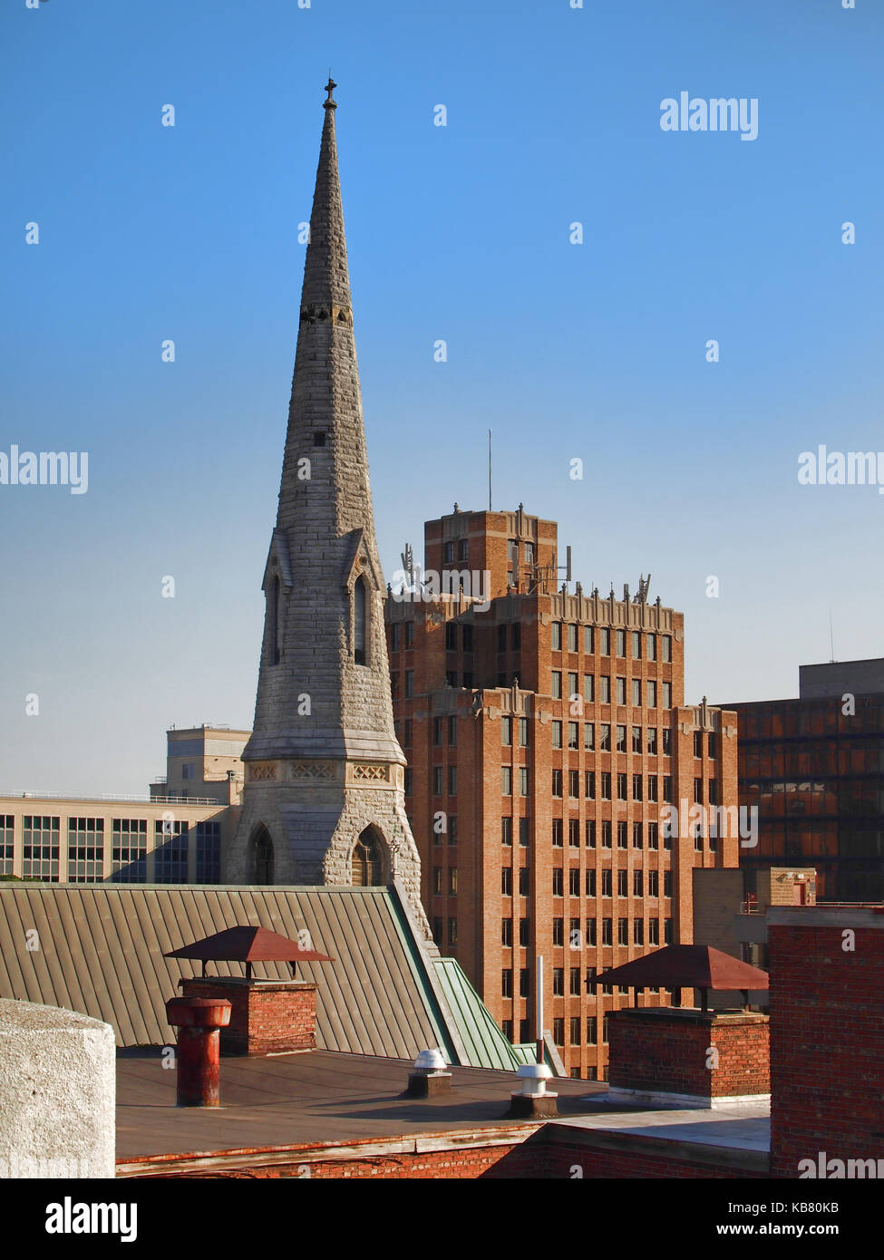 In Syracuse, New York, USA. September 27, 2017. Blick auf den Glockenturm der Kathedrale von der Unbefleckten Empfängnis und Gebäude in der Innenstadt von Syracuse, New Stockfoto