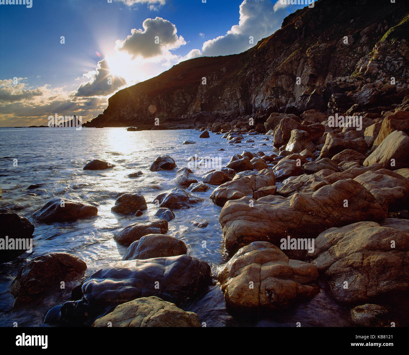 Kanal Inseln. Guernsey. Südküste Felsen bei Sonnenuntergang. Stockfoto