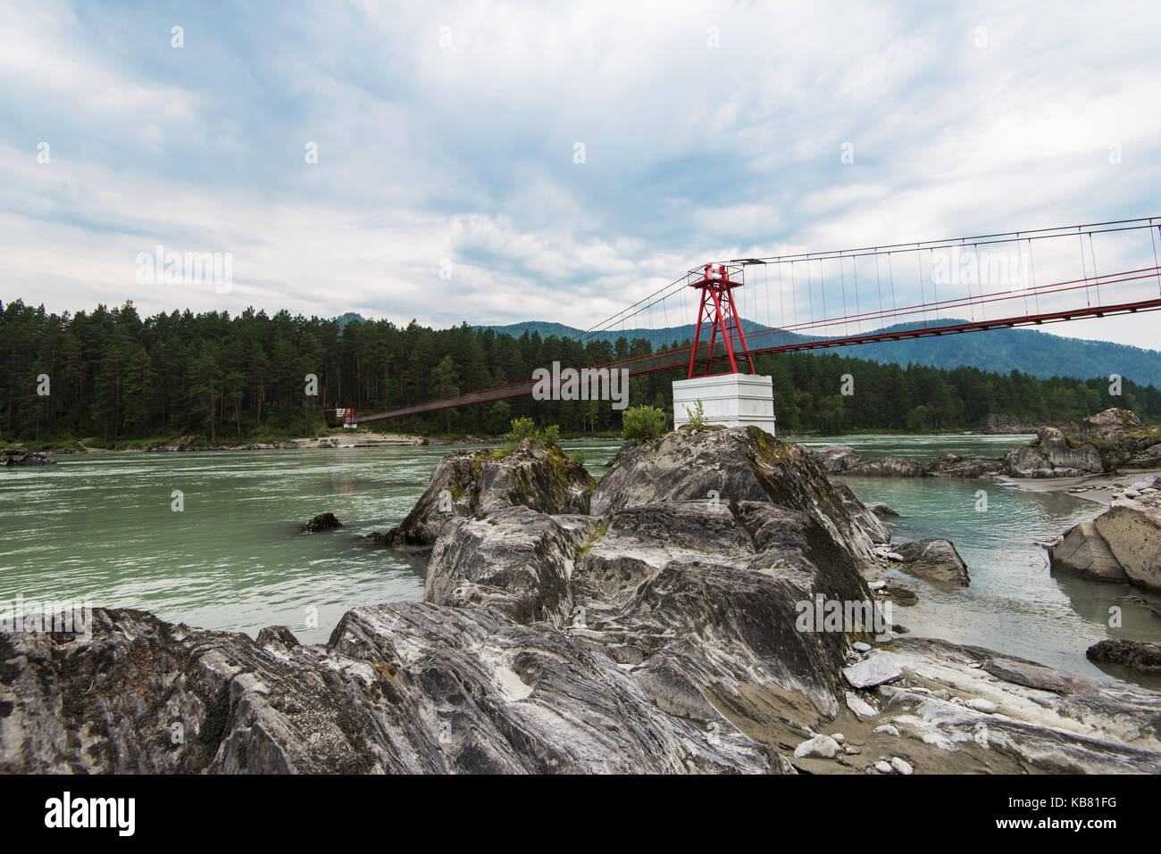 Hängebrücke über den Fluss Stockfoto