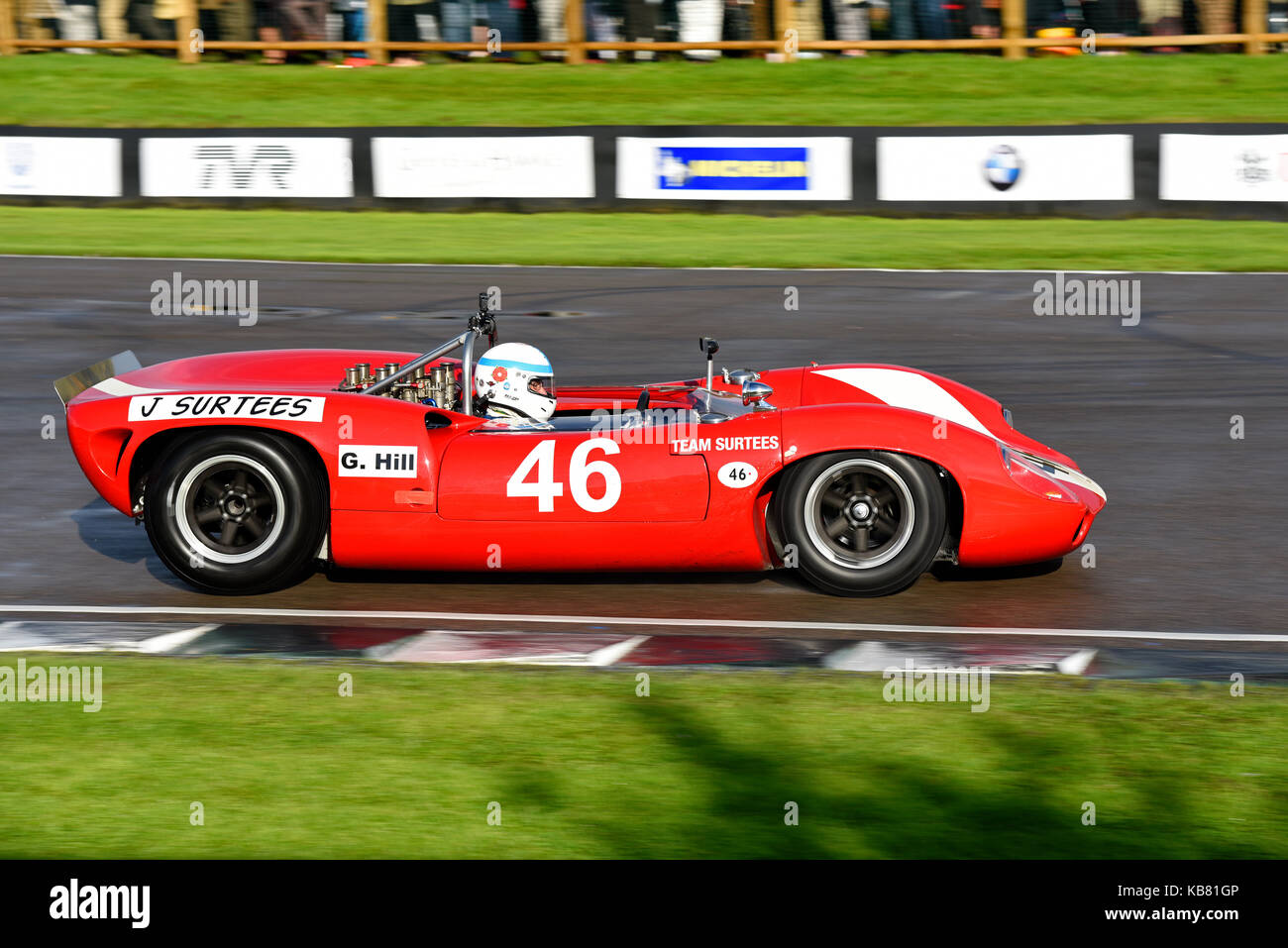 Lola Chevrolet T70 Spyder, der von Mike Whitaker in der Whitsun Trophy beim Goodwood Revival 2017 gefahren wurde Stockfoto