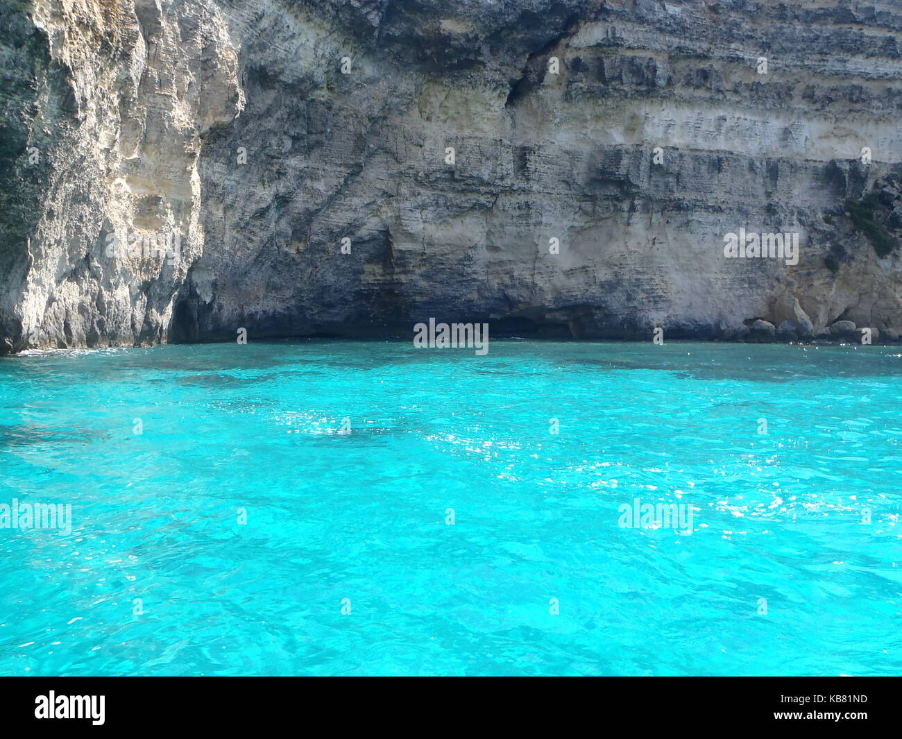 Ein Foto in der Blauen Lagune, Malta, kristallklarem, türkisfarbenem Wasser, mit felsigen Klippen Stockfoto